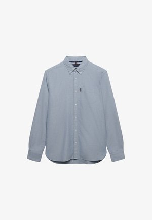 Lichtblauw overhemd met lange mouwen, knoopsluiting, knoopsluitende kraag en borstzak, op een witte achtergrond.