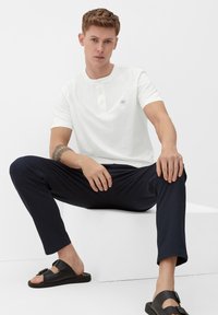 s.Oliver MIT HENLEY-AUSSCHNITT - Navadna majica - weiß
