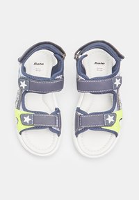 Tumesinine ja valged laste sandaalid reguleeritavate rihmadega, tähte aktsentidega ja neoonrohelise detailiga. Avatud varvaste disain, kummist tald.