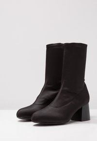 Monki Klassiset nilkkurit - black