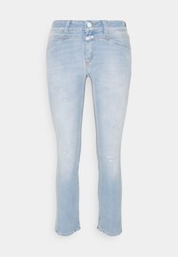 Jean slim bleu clair avec légère usure, poches avant, passants pour ceinture et fermeture par bouton à la taille.