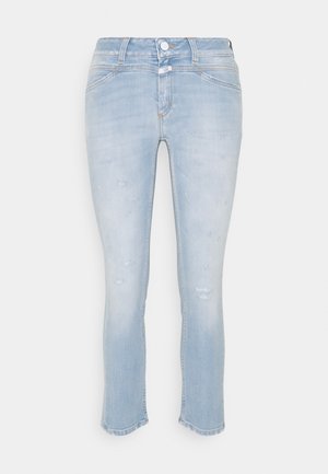 Vaaleansiniset slim-fit-farkut, joissa on kevyttä kulutusta, etutaskut, vyölenkit ja napitus vyötäröllä.