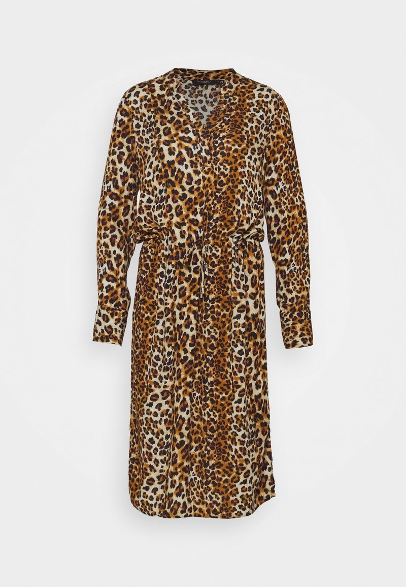 Robe imprimé léopard dans des tons de brun et beige, avec une taille nouée, des manches longues et un décolleté en V, réalisée dans un tissu léger.