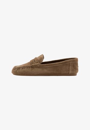 Mocasín marrón de ante con detalle de costuras, tacón bajo y tira en la parte superior, mostrado de perfil sobre un fondo blanco.