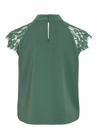 Zielona bluzka z koronkowymi akcentami na ramionach, wysokim kołnierzem i otworem w kształcie klucza z tyłu. Gładka tekstura i zaokrąglony krój.