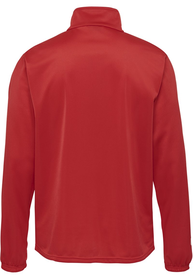 Veste rouge à manches longues en tissu lisse et léger. Présente un col montant et des poignets élastiques, avec un design simple et uni.