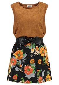 Brauner, ärmelloser Top aus Kunstwildleder mit einem schwarzen, floral gemusterten Rock. Besitzt einen schwarzen Gürtel mit einer Schleifenakzent an der Taille.