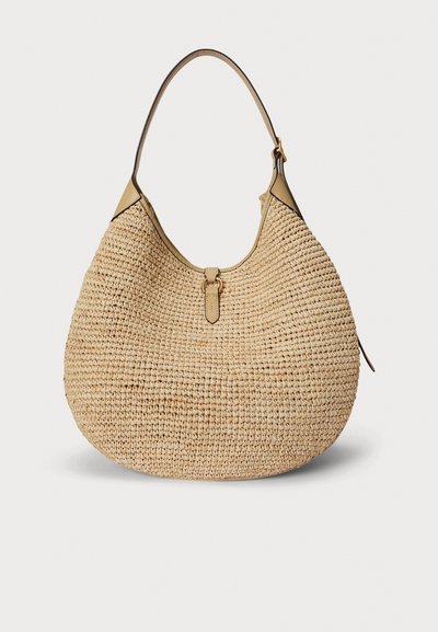 Πλεκτή τσάντα χόμπο από άχυρο με μπεζ δερμάτινη λαβή, στρογγυλεμένο σχήμα και ρυθμιζόμενο λουρί· διαθέτει κούμπωμα και διακριτική υφή.
