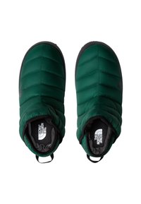 Gröna fluffiga slip-on skor med en kviltad design, svart kant och en logotyp på sidan. Har en mysig foder inuti och dragremmar.