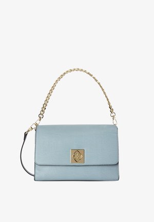 Geantă de mână din piele albastru deschis cu model texturat, închizătoare pătrată aurie și mâner scurt cu lanț auriu.