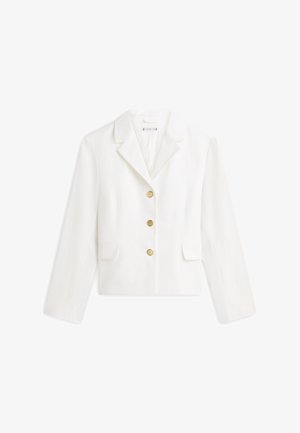 Veste blanche cintrée avec revers crantés, trois boutons dorés sur le devant, et deux poches à rabat avant, présentée à plat.