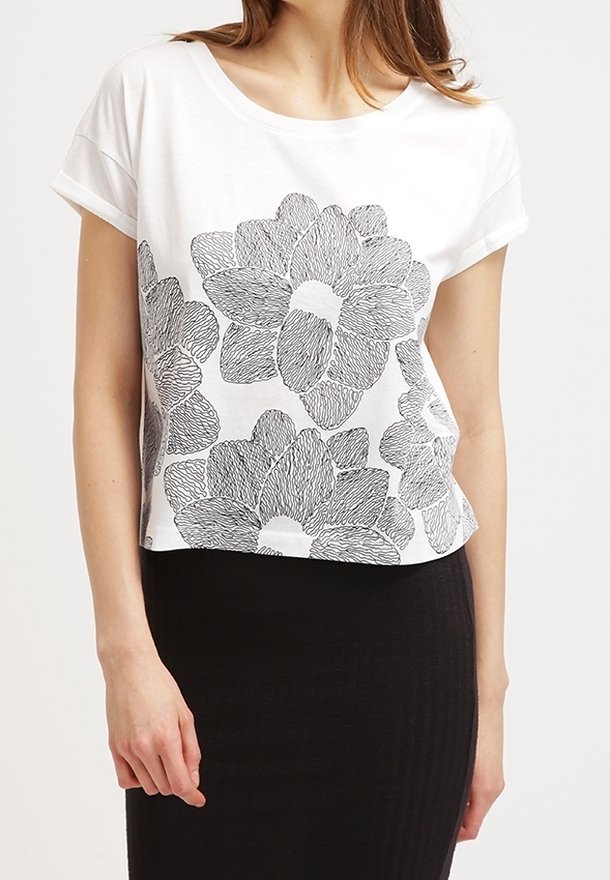 Hvid t-shirt med sort blomsterlinie kunstdesign, korte ærmer, afslappet pasform og rund halsudskæring, parret med en sort ribbet nederdel.