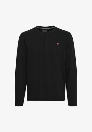 Cămașă henley neagră cu mânecă lungă, fabricată dintr-un material moale, având un guler cu trei nasturi și un mic logo roșu pe piept.