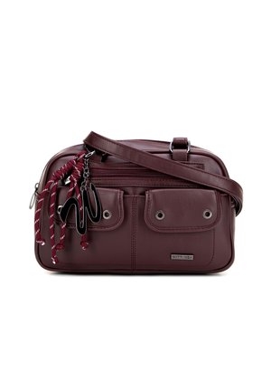 Bolso de cuero burdeos tipo bandolera con dos bolsillos frontales, cierre de cremallera y un llavero decorativo. Presenta una textura suave y una correa ajustable.