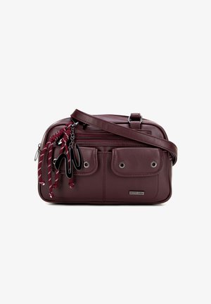 Sac à bandoulière en cuir bordeaux avec deux poches avant, fermeture éclair et porte-clés décoratif. Présente une texture lisse et une bandoulière réglable.