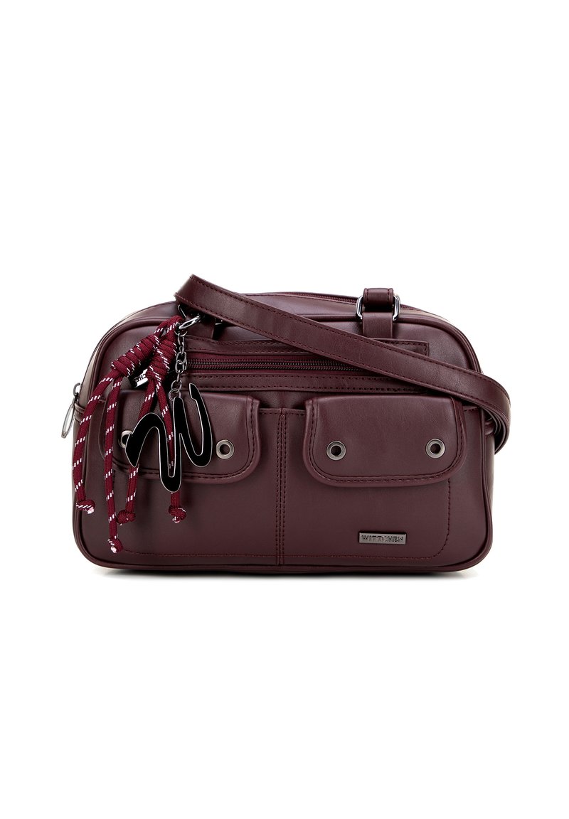 Bordowa skórzana torba na ramię z dwoma przednimi kieszeniami, zamknięciem na zamek i dekoracyjnym breloczkiem. Posiada gładką teksturę i regulowany pasek.