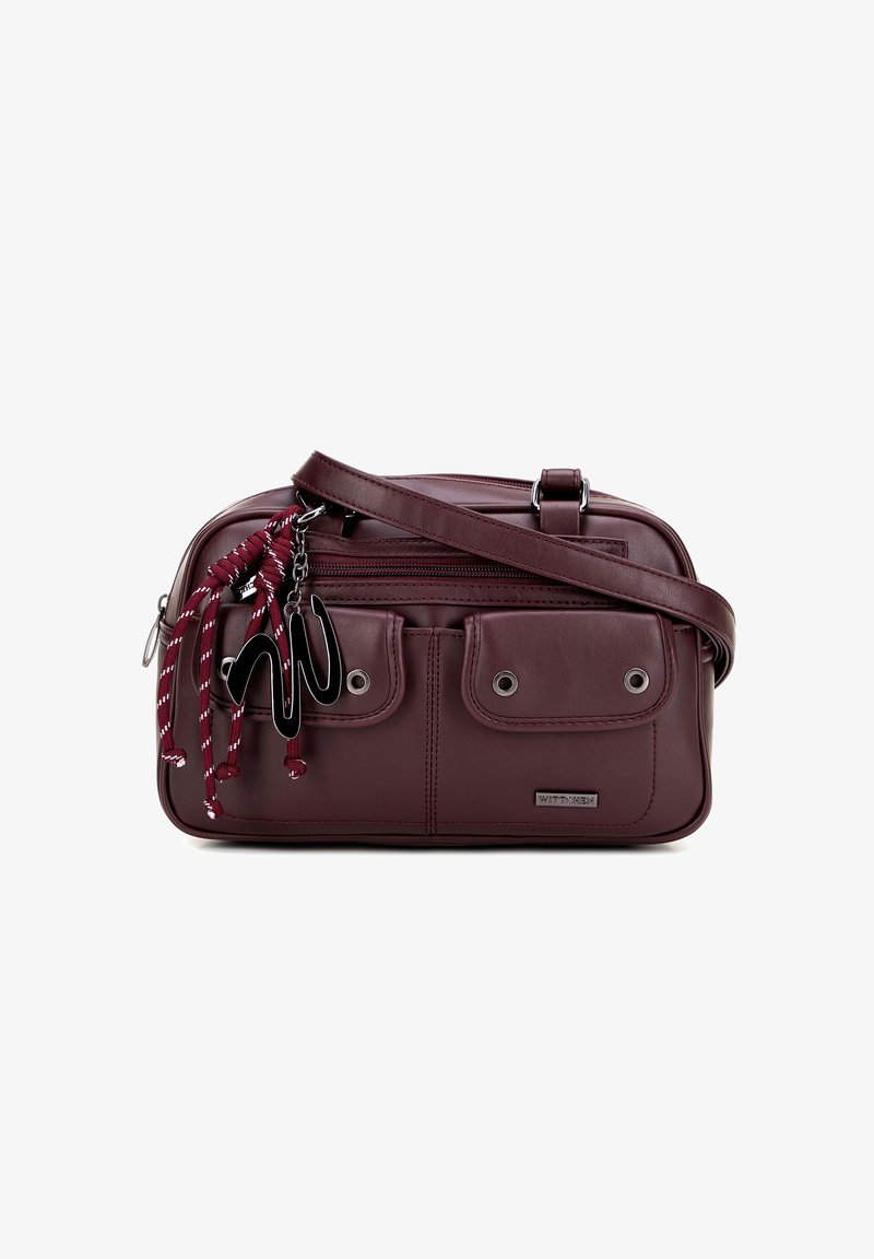 Bordowa skórzana torba na ramię z dwoma przednimi kieszeniami, zamknięciem na zamek i dekoracyjnym breloczkiem. Posiada gładką teksturę i regulowany pasek.
