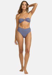 Set di bikini a righe con top bandeau con dettaglio a torsione e slip a vita alta, realizzati in un tessuto testurizzato nei toni del blu e dell'arancione.
