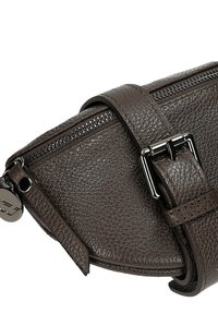 Braune Leder-Schultertasche mit strukturiertem Finish, verstellbarem Tragegurt und Reißverschluss. Merkmale eine metallische Schnalle und Logo-Detail.