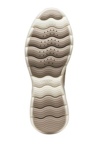 Suola di scarpa con design ondulato in beige e bianco, fori di ventilazione e marchio Geox. I contorni offrono presa testurizzata e flessibilità.