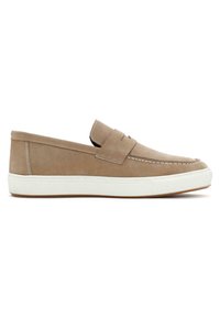 Zapatos de ante beige tipo slip-on con suela de goma blanca, que presentan detalles de costura y un diseño de punta redonda. Estilo simple y minimalista.