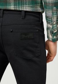 Wrangler LARSTON - Vaqueros slim fit - black