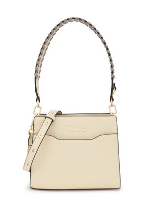 Bolso de cuero texturizado beige con asa trenzada, herrajes dorados y logo grabado "TOUS". Incluye correa de hombro desmontable.
