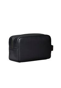 Zwarte lederen toilettas met een rechthoekige vorm, gladde textuur, ritssluiting, zijhandvat en minimalistisch ontwerp.