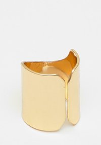 Arany fémgyűrű nyitott dizájnnal, sima, fényes felülettel és ívelt formával, kiemelve az egyszerű eleganciát és a modernitást.