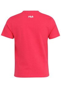 T-shirt di cotone rosa con maniche corte e collo a giro. Presenta un piccolo logo bianco "FILA" sulla parte superiore della schiena. Texture liscia.