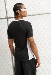 YOURTURN BABY FOOTBALL TEE UNISEX - Print T-shirt - black