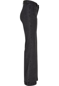 Jeans de mezclilla negra con diseño de pierna recta, que cuentan con bolsillos traseros y una cinturilla ancha. La textura es suave con un ligero brillo.