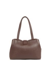 Sac à main en cuir marron avec une finition texturée. Il dispose de deux poignées allongées et d'un détail de fermoir en haut. Forme arrondie, sans embellissements.