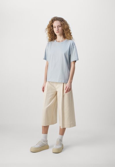 Filippa K LOOSE FIT TEE - Jednoduché tričko - dove blue
