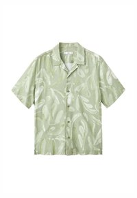 Camisa de manga corta verde claro con un patrón abstracto de hojas fluidas en tonos de verde más oscuro y blanco. Con cuello y cierre frontal de botones.