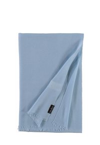 Bufanda de tela suave color azul claro con una textura lisa y bordes con flecos. Presenta una pequeña etiqueta negra con texto blanco en una esquina.