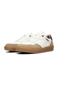 Zapatillas de piel blanca con detalles en ante marrón, perforaciones, cordones planos y una pestaña en el talón negra. Suela de goma con agarre texturizado.