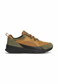 Zapatillas para hombre que presentan una mezcla de materiales en tonos marrón y verde oliva, con acentos de malla, ante y goma; diseñadas con una suela negra gruesa.