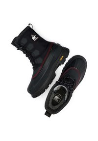 Bottes d'hiver noires avec une tige en tissu texturé, une doublure en polaire grise et des accents rouges. Dotées d'une semelle antidérapante et d'une construction durable.