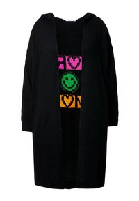 Cardigan noir à capuche avec un devant ouvert et des manches surdimensionnées, porté par-dessus un pull noir à motifs avec des graphiques vifs et colorés.