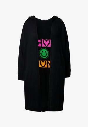 Cardigan nero con cappuccio, caratterizzato da un'apertura frontale e maniche oversize, indossato sopra un maglione nero a fantasia con grafiche luminose e colorate.