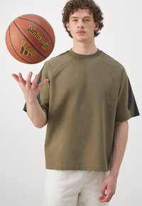 adidas Performance T-shirts print - olive strata