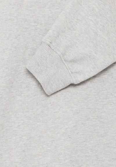 Cuff di felpa grigia con texture a coste, che mostra un morbido tessuto misto cotone e un design pulito e semplice.