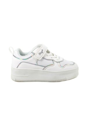 Sneaker bianco con superficie liscia, chiusura con lacci frontale, cinturino in Velcro e accenti iridescenti lungo i lati; suola testurizzata con scanalature.