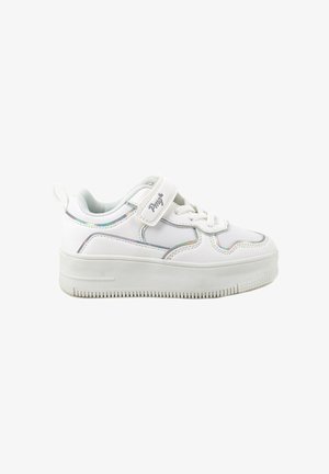 Sneaker bianco con superficie liscia, chiusura con lacci frontale, cinturino in Velcro e accenti iridescenti lungo i lati; suola testurizzata con scanalature.