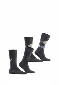 Ensemble de chaussettes gris foncé comprenant une paire unie et deux avec un motif argyle en gris, bleu et accents orange. Tissu doux et texturé.