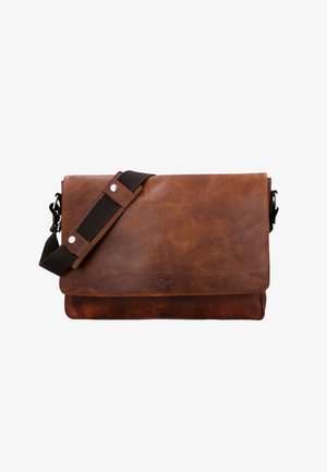 Borsa a tracolla in pelle marrone con patta, tracolla regolabile in tessuto, dettagli in metallo argentato e superficie testurizzata per un aspetto vintage.