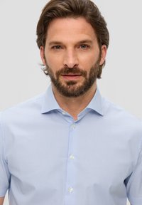 Camisa de dress de manga corta en azul claro, con rayas verticales blancas, cuello abotonado y botones blancos. Textura suave con un ajuste entallado.