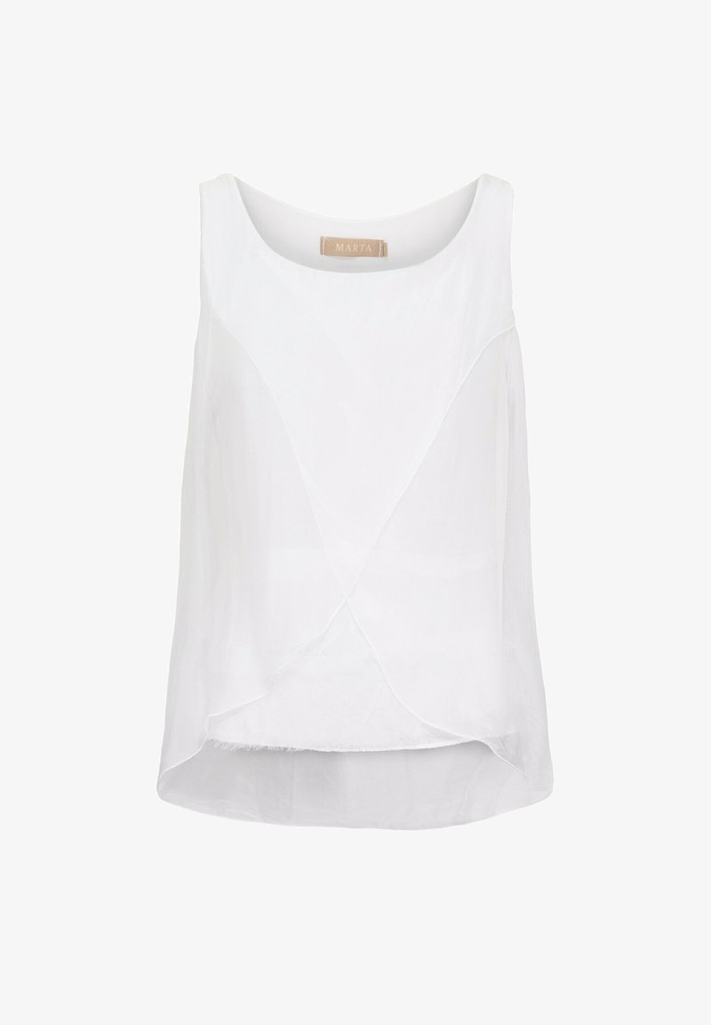 Hvid ærmeløs top med en rund halsudskæring, der har et asymmetrisk design og en let gennemsigtig tekstur, lavet af letvægtsstof.