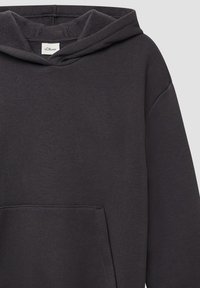 Donkergrijze katoenen hoodie met een voorzak, een capuchon met trekkoord en geribbelde manchetten. Zachte textuur met een ontspannen pasvorm.
